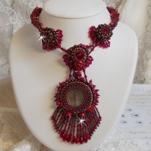 Rubby One Halskette, bestickt mit Swarovski-Kristallen und einem Keramik-Cabochon